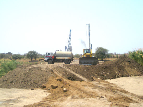 plataforma aterro para execuo estacas nova ponte sobre zambeze tete 5 596x447